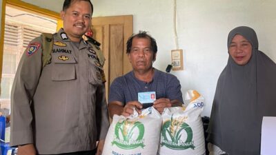 Pastikan Bantuan Beras Tepat Sasaran, Bhabinkamtibmas Polsek Mamuju Kawal Hingga ke Rumah Warga