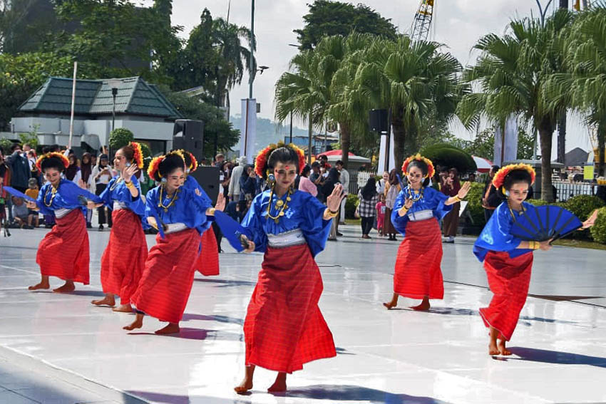 Diikuti 6 Negara, Tim Kesenian Sulbar Tampil Gemilang di Festival Folklore Samarinda