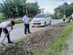 Sambut HUT ke-80 RI, Diskominfo Sulbar Bersih-Bersih Lingkungan Kantor