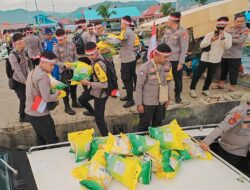 Menembus Ombak, Polda Sulbar dan Pemprov Salurkan Pangan Murah di Pulau Karampuang