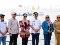 Gempita Etape Penutup Sandeq Silumba 2025, Gubernur SDK dan Wamenpar Saksikan Atraksi 55 Perahu Tradisional