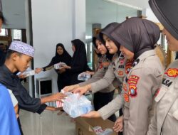 Polwan Polda Sulbar Gelar Aksi Sosial: Bersihkan Tempat Ibadah dan Santuni Anak Yatim