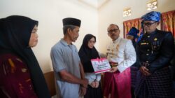 Momentum HUT Ke-80 RI, Plt Karo Pemkesra Dampingi Gubernur Sulbar, Sambangi Rumah Penerima Beasiswa