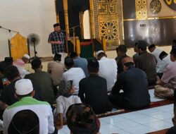 Usai Tunaikan Salat Jumat, Wagub Sulbar Ingatkan Pentingnya Menjaga Diri dan Memperbanyak Sedekah