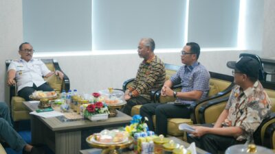 Plt Pemkesra Dampingi Gubernur Sulbar Terima Audiensi Komite DOB Balanipa