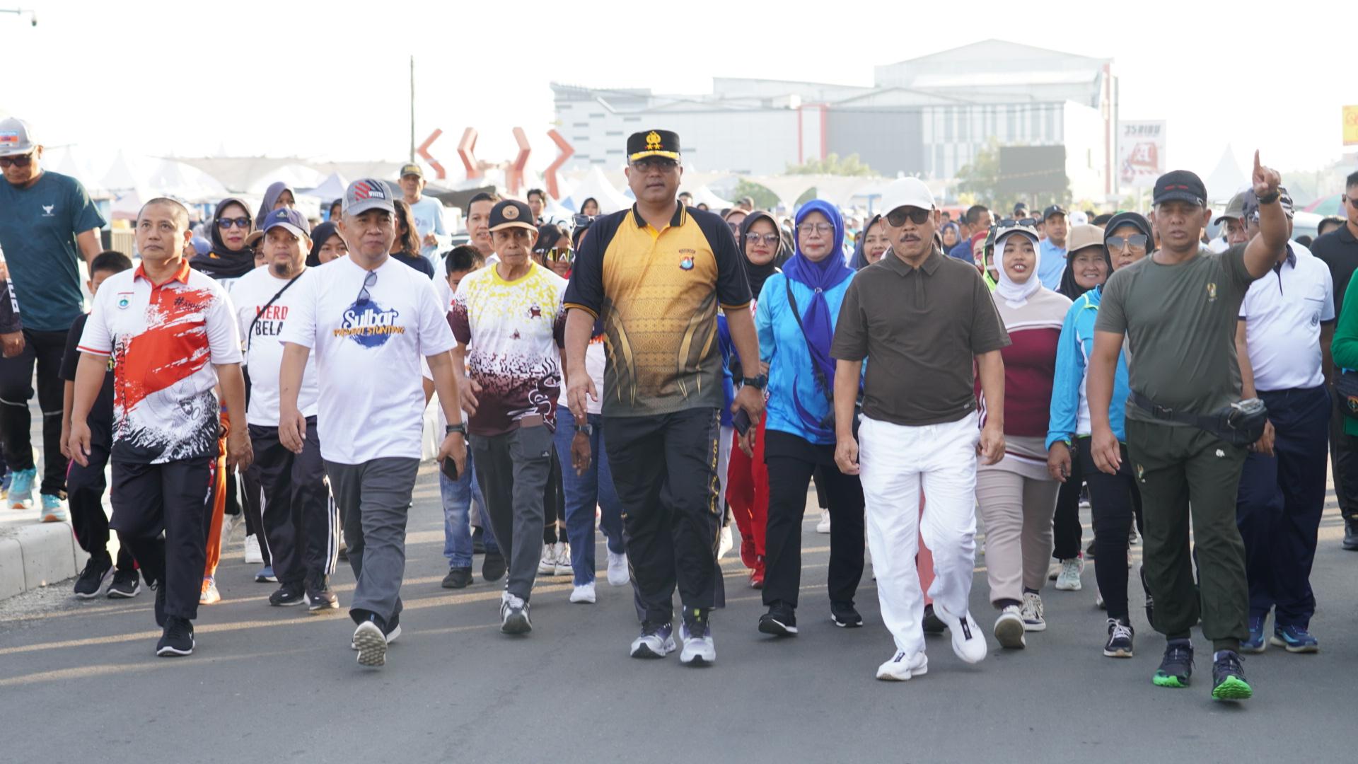 Kapolda Sulbar Ramaikan Jalan Santai, Gelorakan Semangat Sehat dan Dukungan UMKM di Pantai Manakarra