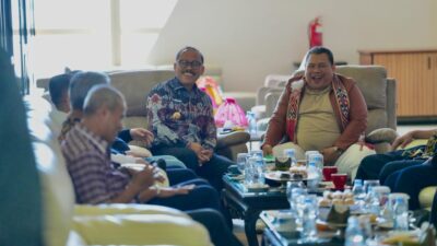 Gubernur Suhardi Duka Jemput Langsung Anggota VI BPK RI Fathan Subchi di Bandara Tampa Padang Mamuju