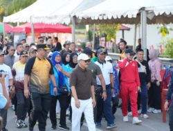 Semarak HUT ke-21 Sulbar: Gubernur Suhardi Duka Borong Dagangan UMKM dan Bagikan ke Warga