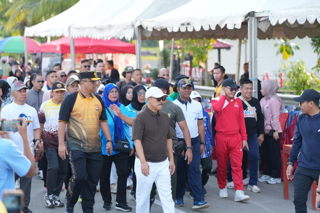 Semarak HUT ke-21 Sulbar: Gubernur Suhardi Duka Borong Dagangan UMKM dan Bagikan ke Warga