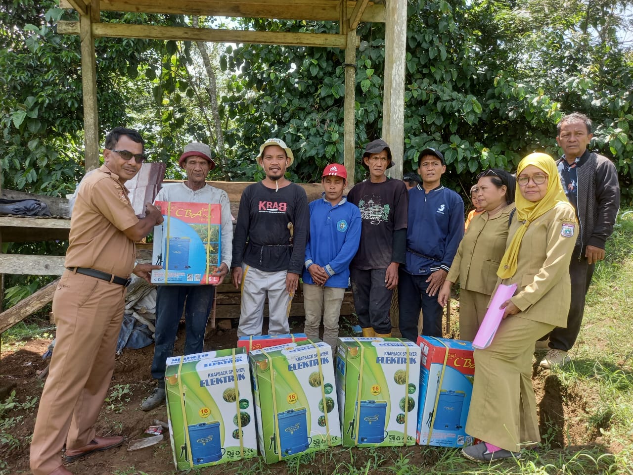 Dinas Perkebunan Sulbar Serahkan Bantuan Sprayer untuk Kelompok Tani Manakarra Mamuju