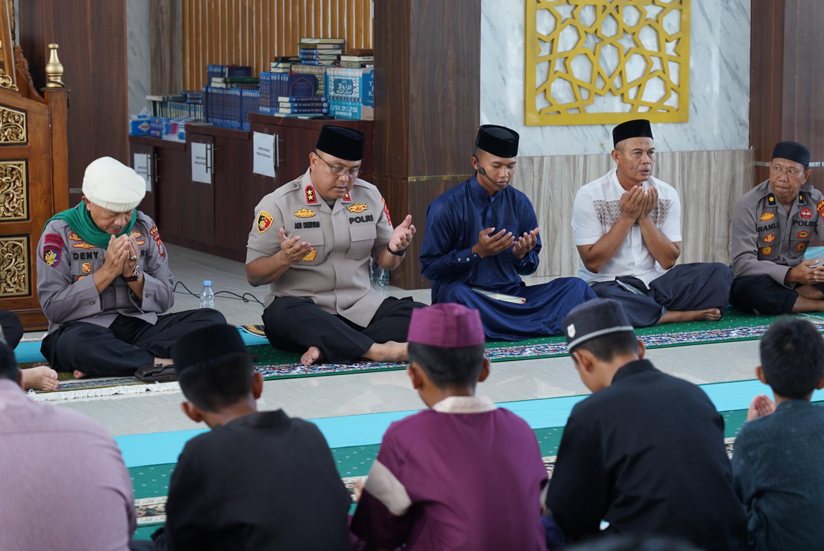 Polda Sulbar Eratkan Kebersamaan dengan Anak Yatim dan Personel dalam Program Jumat Berkah