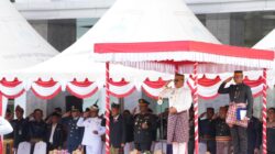 Gubernur Sulbar, Suhardi Duka saat memimpin upacara peringatan Hari Sumpah Pemuda ke-97 tahun 2025 di Lapangan Upacara Kompleks Kantor Gubernur Sulbar, Selasa, 28 Oktober 2025.