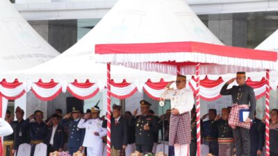 Gubernur Sulbar, Suhardi Duka saat memimpin upacara peringatan Hari Sumpah Pemuda ke-97 tahun 2025 di Lapangan Upacara Kompleks Kantor Gubernur Sulbar, Selasa, 28 Oktober 2025.