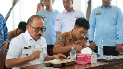 Pastikan Sterilitas MBG, Gubernur Suhardi Duka Cicipi Langsung Makanan Siswa di SMKN 1 Rangas