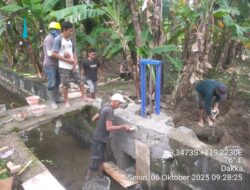 Gotong Royong Petani dan Petugas Pasang Pintu Air Tersier di Saluran Irigasi Lakejo