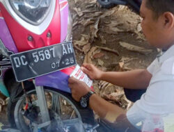 Sadar Pajak Dimulai dari Dalam: BPKPD Sulbar Gelar Aksi Tempel Stiker di Lingkungan Pemprov, Ingatkan ASN Bayar Pajak Kendaraan