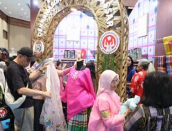 Pengunjung Mancanegara Borong Wastra Bugis-Makassar di INACRAFT 2025