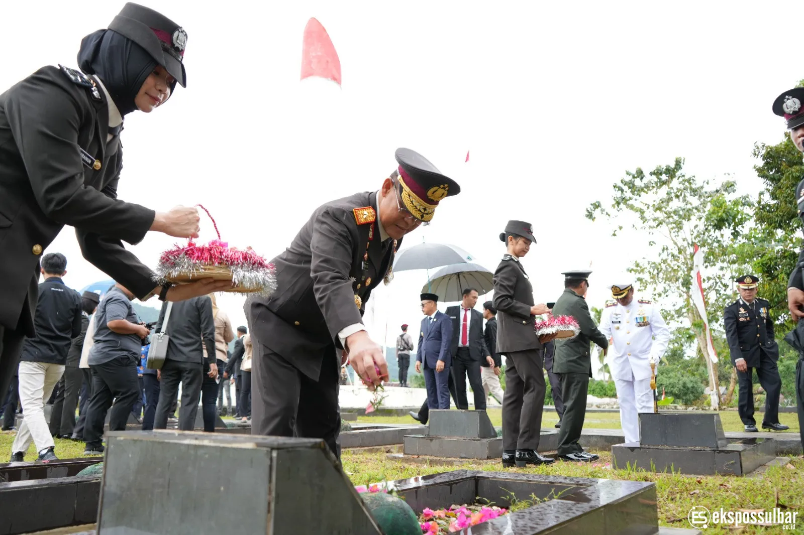 Tabur Bunga di TMP, Kapolda Sulbar: Jasa Pahlawan Takkan Pernah Terlupa!
