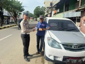 Polantas Menyapa: Subdit Kamsel Polda Sulbar Bagikan Stiker dan Snack, Sosialisasikan Operasi Zebra Marano 2025