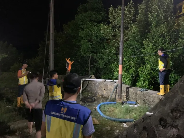 RS Bhayangkara Mamuju Terdampak Banjir Rob, Karumkit dan BWS Sulawesi V Sinergi Pasang Geobag Darurat