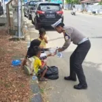 PJR Polda Sulbar Tebar Kebaikan di Jumat Berkah: “Polisi Menyapa” Sentuh Hati Warga Mamuju
