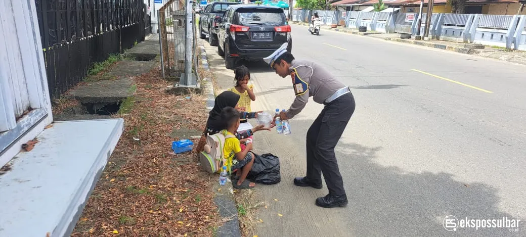 PJR Polda Sulbar Tebar Kebaikan di Jumat Berkah: “Polisi Menyapa” Sentuh Hati Warga Mamuju