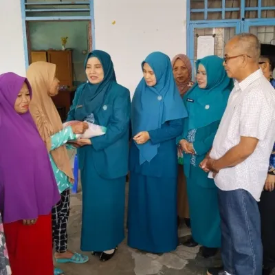 Dinsos Sulbar Salurkan Bantuan Beras untuk Keluarga Miskin Ekstrem di Majene