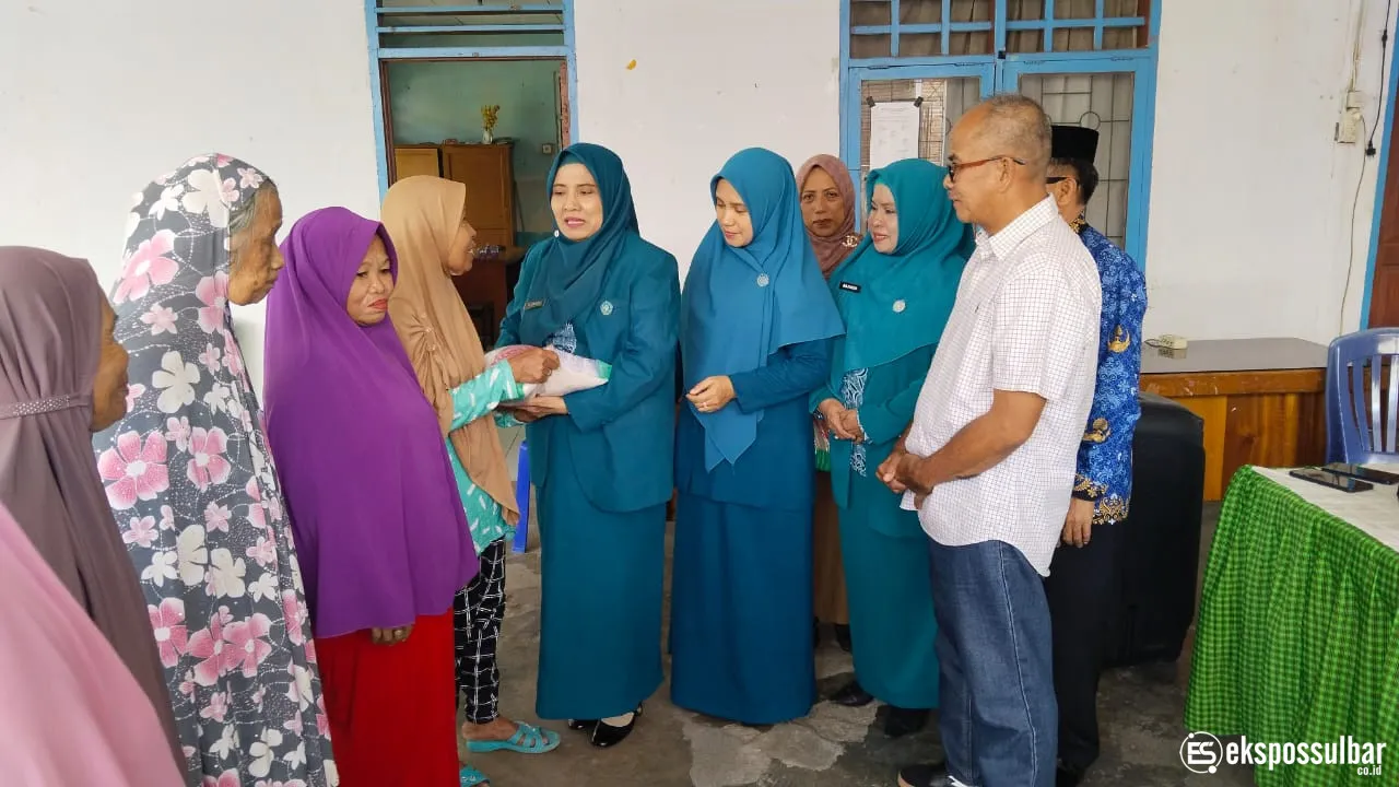 Dinsos Sulbar Salurkan Bantuan Beras untuk Keluarga Miskin Ekstrem di Majene