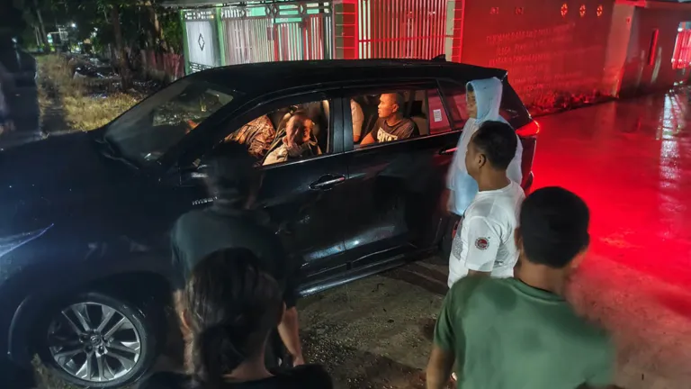 Blusukan di Tengah Banjir, Wagub Salim S. Mengga Buktikan Kepedulian ke Warga Desa Kenje