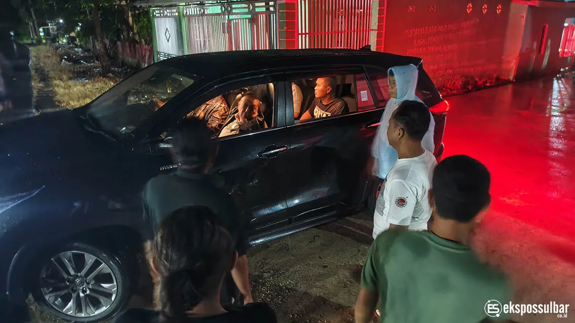 Blusukan di Tengah Banjir, Wagub Salim S. Mengga Buktikan Kepedulian ke Warga Desa Kenje