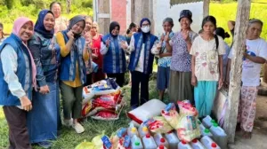 Dinsos Sulbar Salurkan Bantuan Permakanan dan Sandang bagi Lansia di LKS Timbu Paraban Mamasa