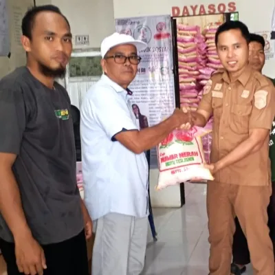 Dinsos Sulbar Salurkan Bantuan Beras untuk Warga Miskin Ekstrem di Mamuju Tengah