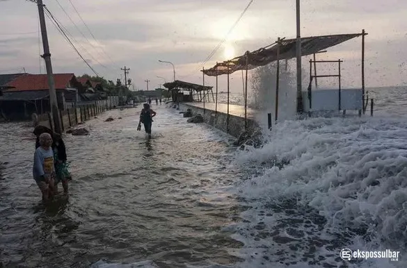 Pesisir Sulbar Berpotensi Banjir Rob 2-6 Januari 2026, BPBD Sulbar Imbau Masyarakat Tingkatkan Kewaspadaan