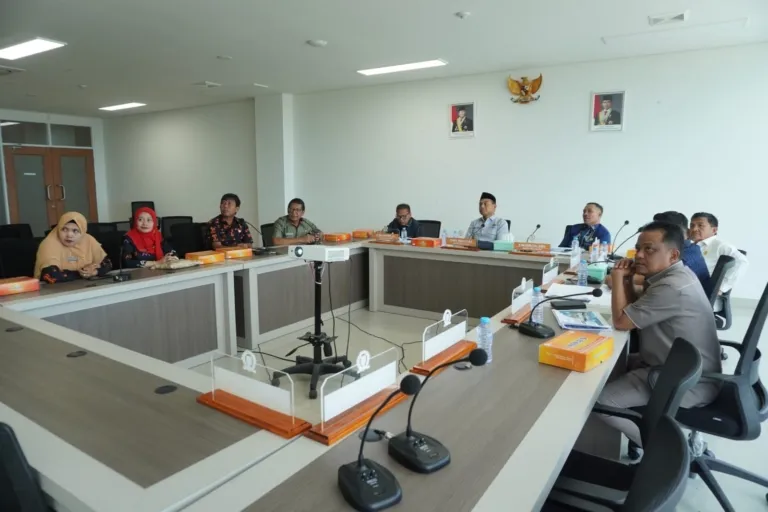 Inspektorat Daerah Sulbar Paparkan Kinerja dan Upaya Pencegahan Korupsi dalam Monev APBD 2025 di DPRD