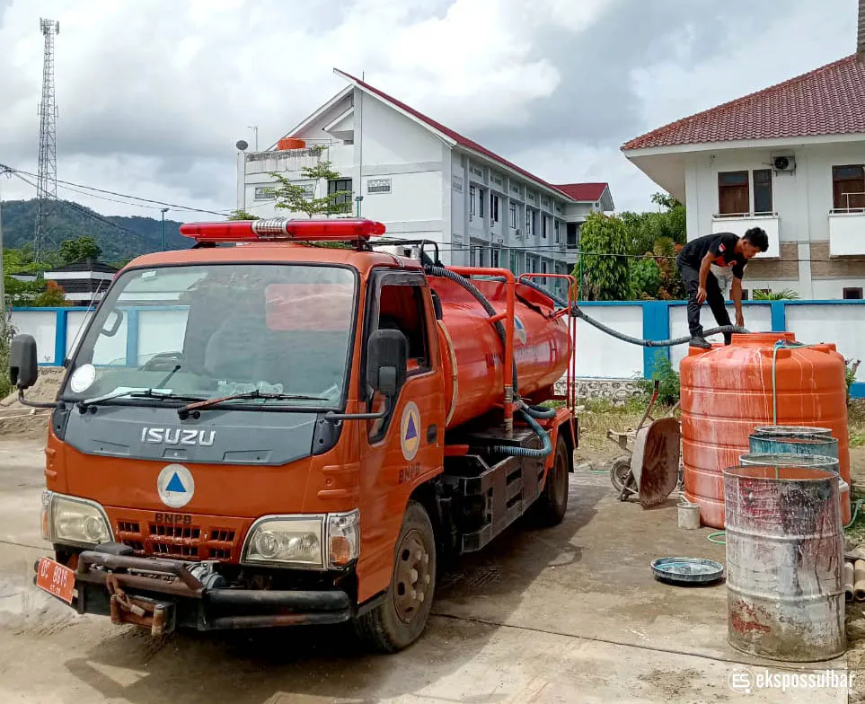 TRC BPBD Sulbar Kembali Distribusikan Air Bersih ke Kantor BNNP Sulbar