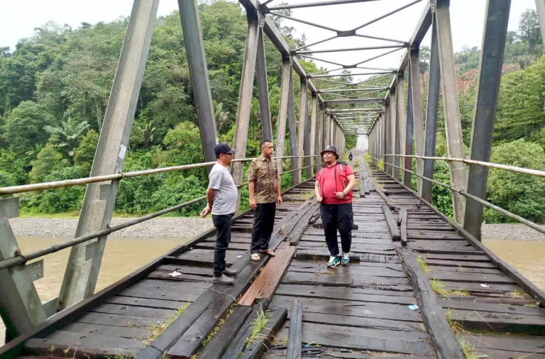 Antisipasi Rusak Berat, Kadis PUPR Sulbar Tinjau Langsung Jembatan Sungai Bonehau