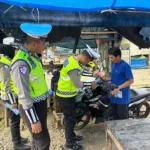 Polantas Polda Sulbar Gencarkan Sosialisasi dan Bagikan Brosur Tertib Berlalu Lintas