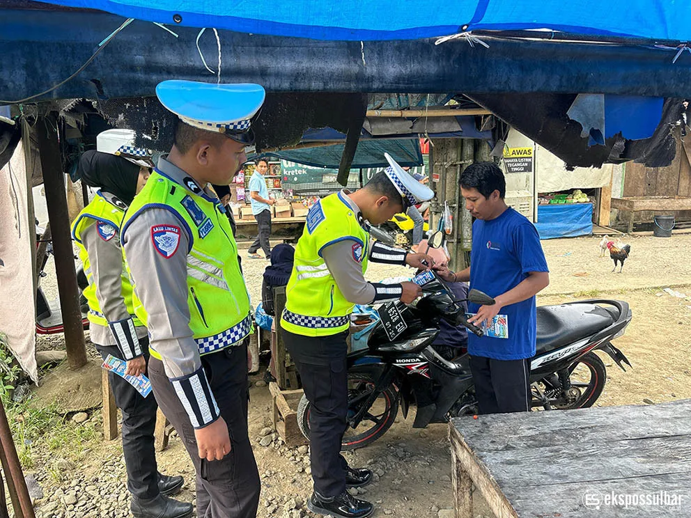 Polantas Polda Sulbar Gencarkan Sosialisasi dan Bagikan Brosur Tertib Berlalu Lintas