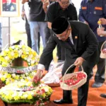 Penuh Haru, Gubernur Sulbar Suhardi Duka Jadi Inspektur Upacara Persemayaman Salim S. Mengga