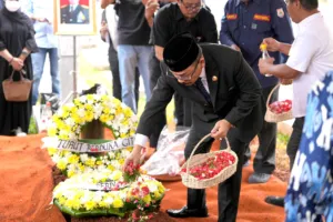 Penuh Haru, Gubernur Sulbar Suhardi Duka Jadi Inspektur Upacara Persemayaman Salim S. Mengga