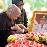 Momen Haru Hj. Fatmawati Salim Mengga Terima Lipatan Merah Putih Usai Upacara Pemakaman Militer