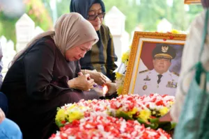 Momen Haru Hj. Fatmawati Salim Mengga Terima Lipatan Merah Putih Usai Upacara Pemakaman Militer