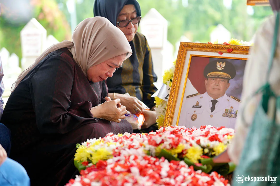 Momen Haru Hj. Fatmawati Salim Mengga Terima Lipatan Merah Putih Usai Upacara Pemakaman Militer