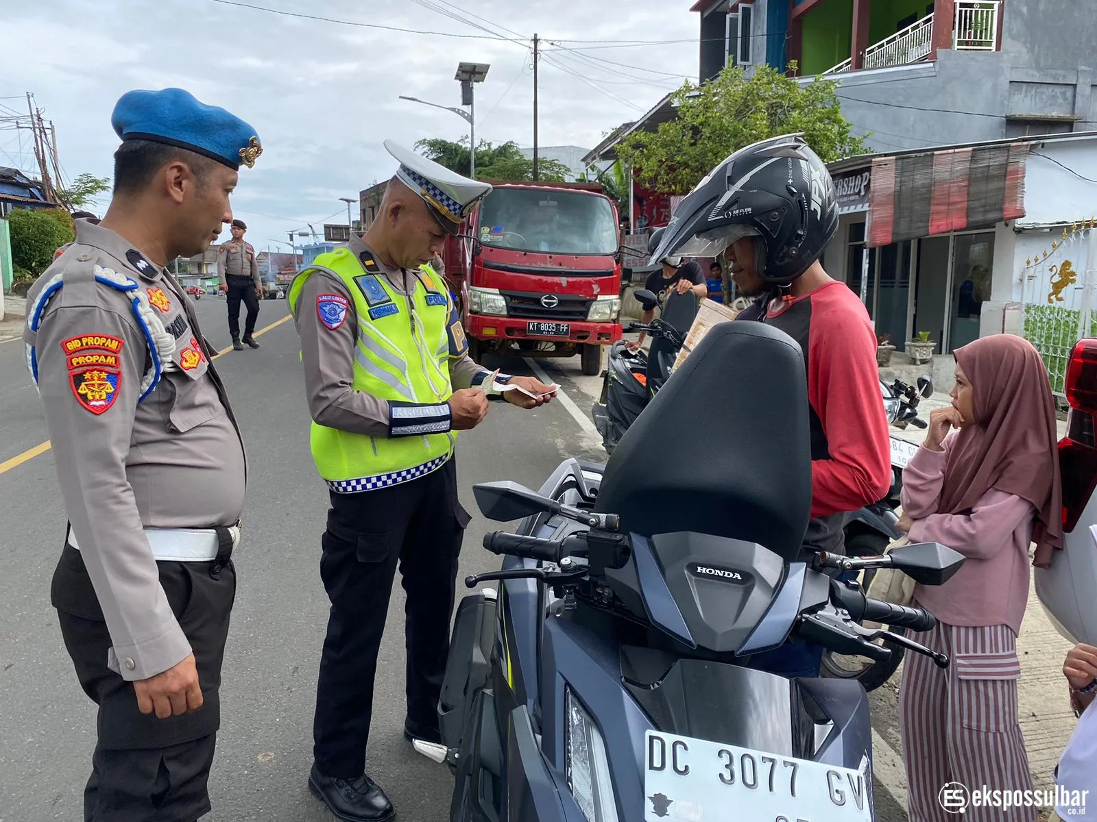 Operasi Keselamatan di Depan Gerbang Terminal Simbuang, Petugas Ajak Tertib dan Selamat Berkendara