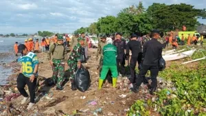 TNI-Polri hingga Pemda Bersih-bersih Pantai Bahari Polewali, Tindak Lanjut Arahan Presiden