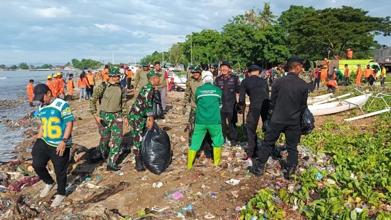 TNI-Polri hingga Pemda Bersih-bersih Pantai Bahari Polewali, Tindak Lanjut Arahan Presiden
