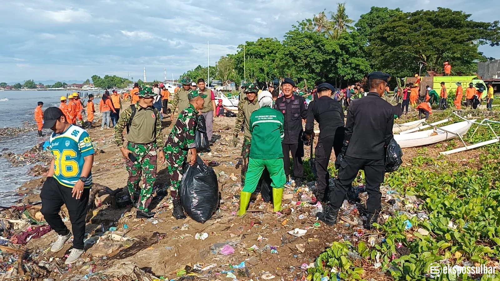 TNI-Polri hingga Pemda Bersih-bersih Pantai Bahari Polewali, Tindak Lanjut Arahan Presiden
