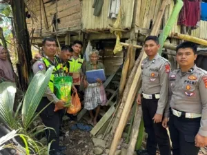 Program Polantas Mappatulung, Ditlantas Polda Sulbar Bantu Korban Kebakaran di Polman