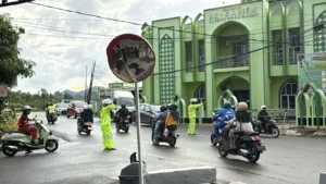 Antisipasi Jalan Licin Saat Gerimis, Ditlantas Polda Sulbar Terus Ingatkan Pengendara untuk Tertib Demi Keselamatan