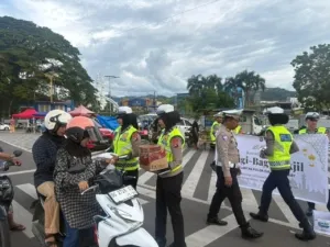 Ditlantas Polda Sulbar Padukan Aksi Sosial dan Kampanye Keselamatan dalam Berkah Ramadan